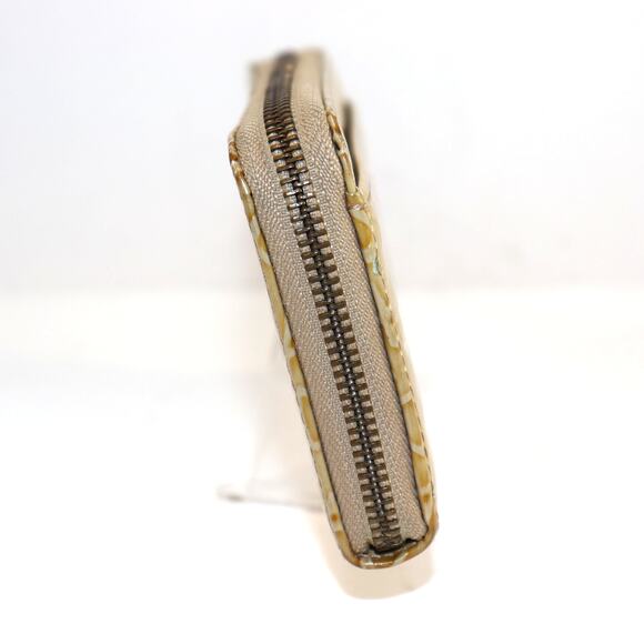 Samantha Thavasa Embossed Zip Wallet – Beige Patent Logo Print - Picture 4 of 8